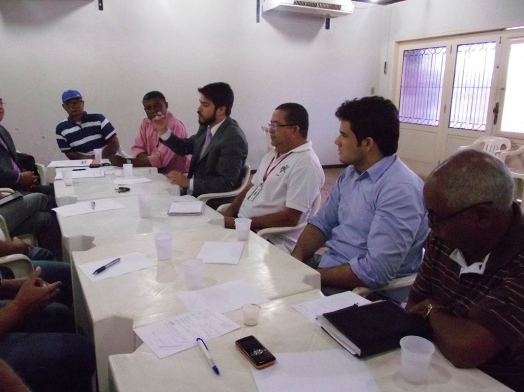 Ao fundo da imagem, Maurício Pereira, participa de reunião com a assessoria jurídica do Sindicato, em 2011.