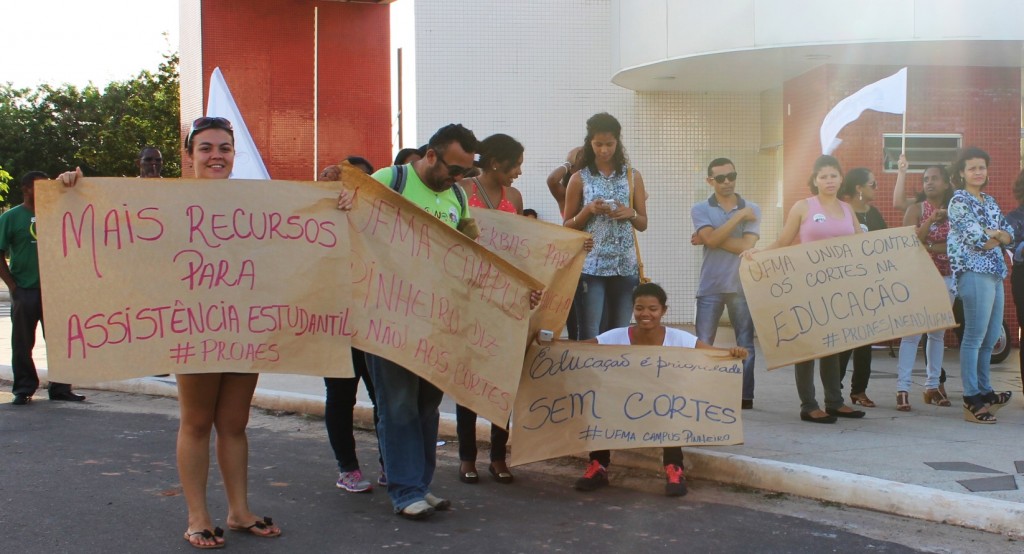 Com cartazes, estudantes se organizam para o início do movimento.