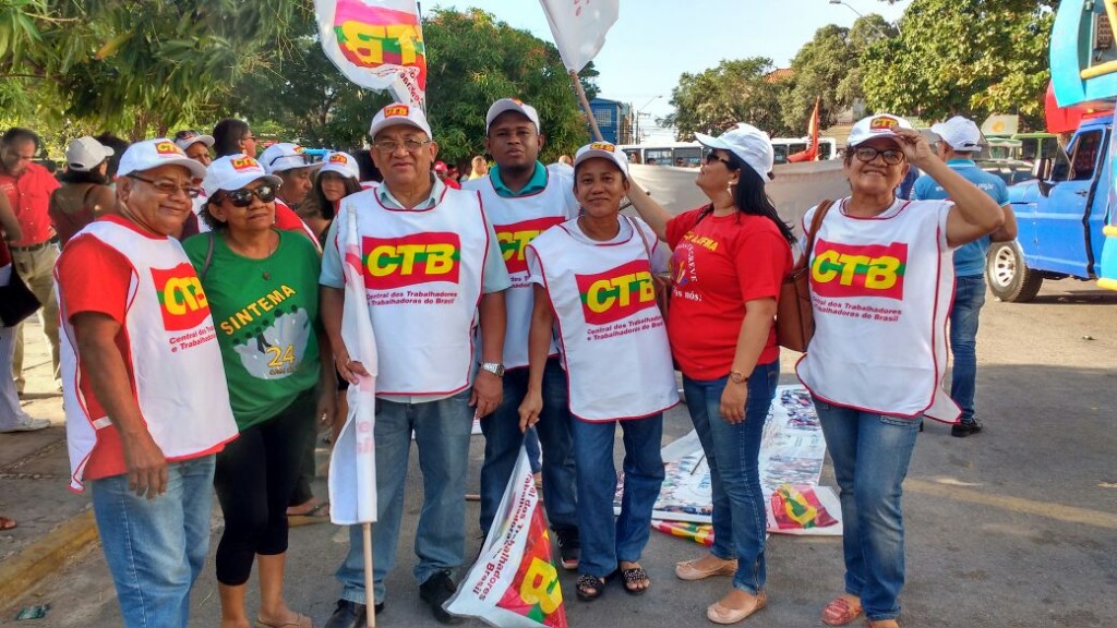 Técnico-administrativos da UFMA durante mobilização realizada na tarde desta quinta, na Praça Deodoro.