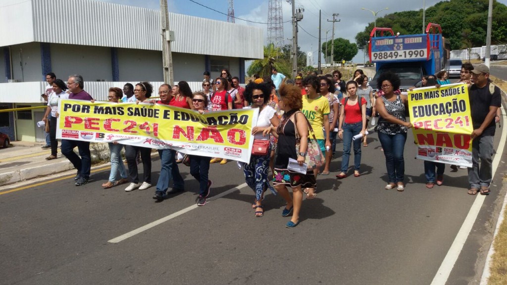 Trabalhadores em Educação da UFMA participam na manhã desta sexta (11), de Ato contra a PEC 241 dentro do campus.