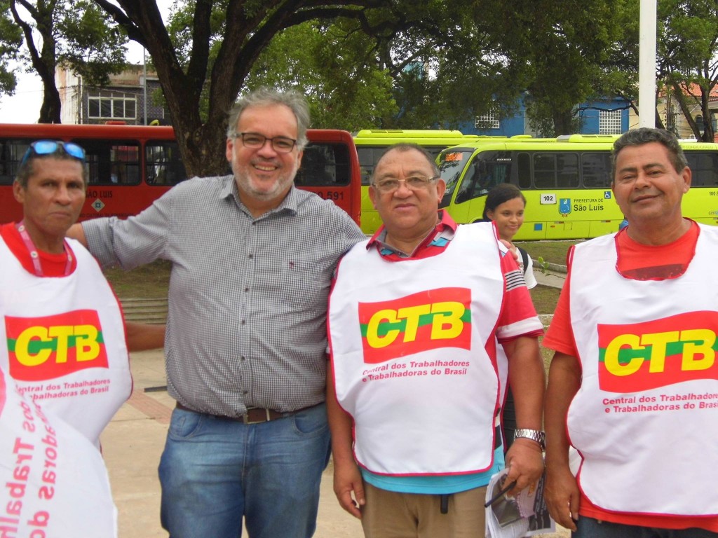 Professor Antonio Gonçalves, da APRUMA, também marcou presença no Ato Político realizado na Praça Deodoro.