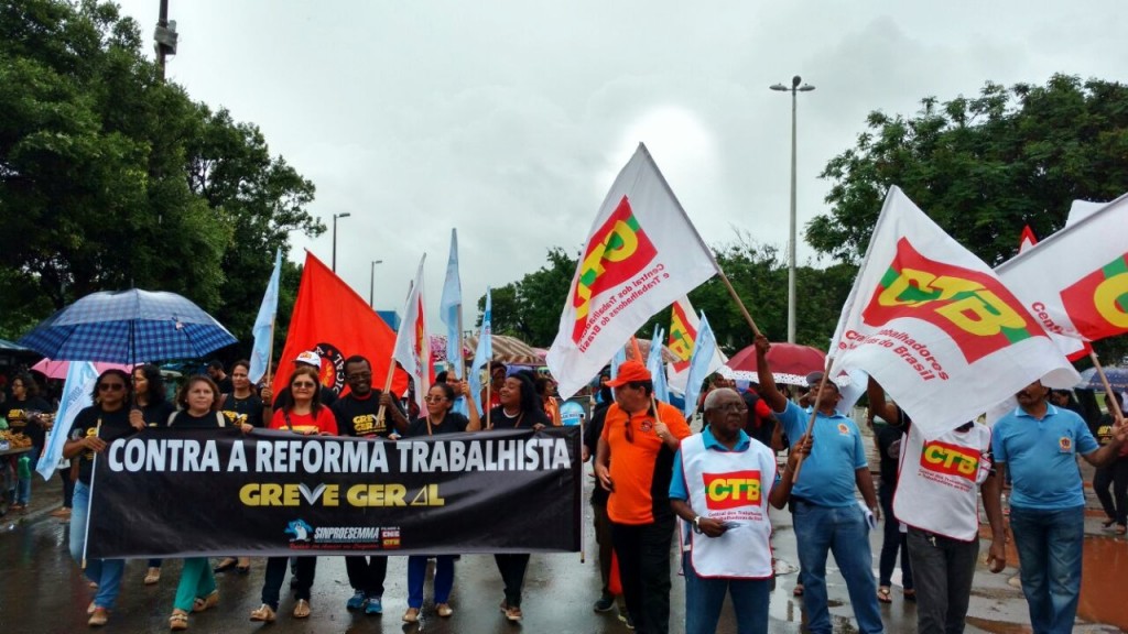 Manifestação marcou o início da greve nacional do professores.