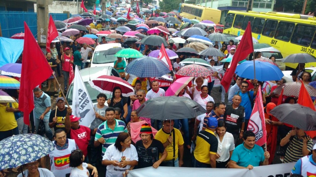 Apesar das chuvas, protesto parou a cidade e disse não à reforma da previdência.