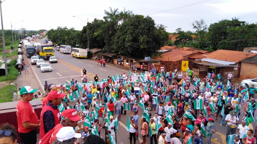 Trabalhadores em protesto bloqueiam BR 135 que dá acesso à São Luís.