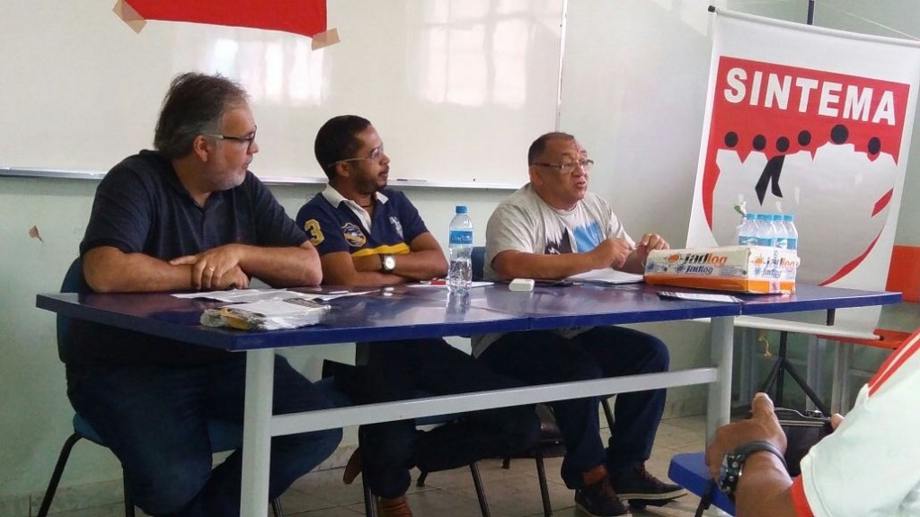 Ademar Sena durante apresentação, observado pelos representantes da APRUMA.